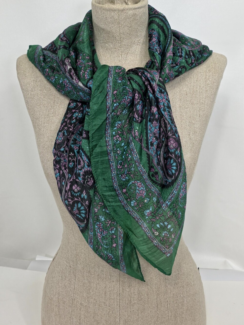 Free People So Silk Printed Bandana Scarf Dark Green Paisley 100% Silk NWT - Picture 3 of 6